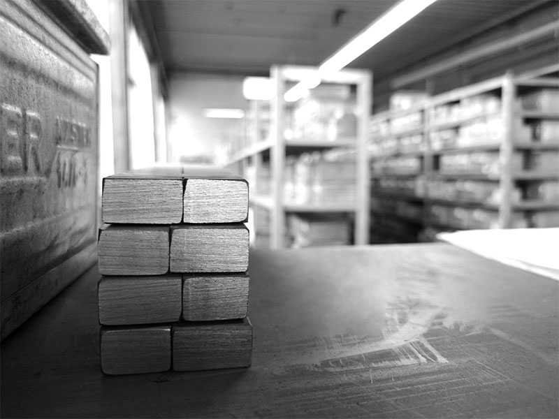 Gestapelte Passfedern im Lager bei Crummenerl – Präzision aus eigener Fertigung