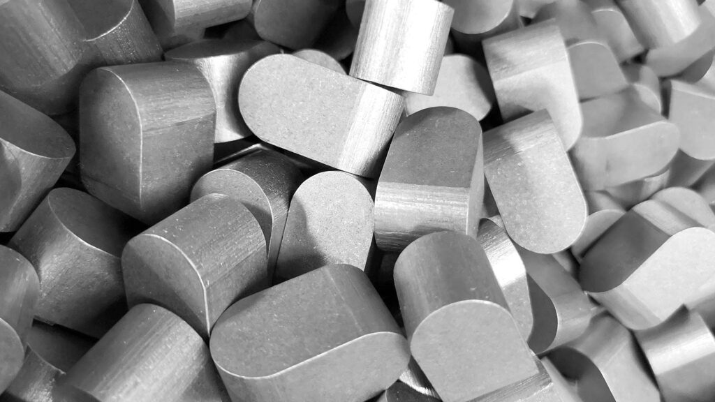 Detailaufnahme von gefrästen Passfedern nach DIN 6885 bei Crummenerl