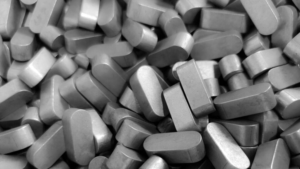 Detailaufnahme von gefrästen Passfedern nach DIN 6885 bei Crummenerl