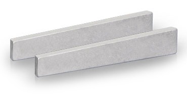 Zwei Tangentenkeile aus Metall mit typischer schräger Form