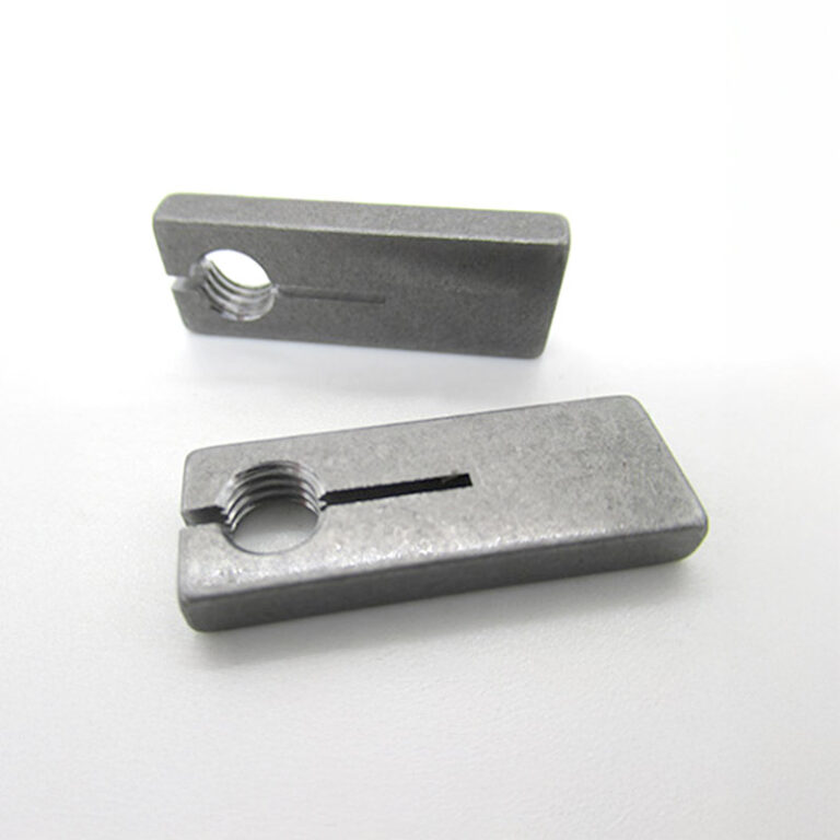 Sonderteil mit Schlitzbohrung und Innengewinde