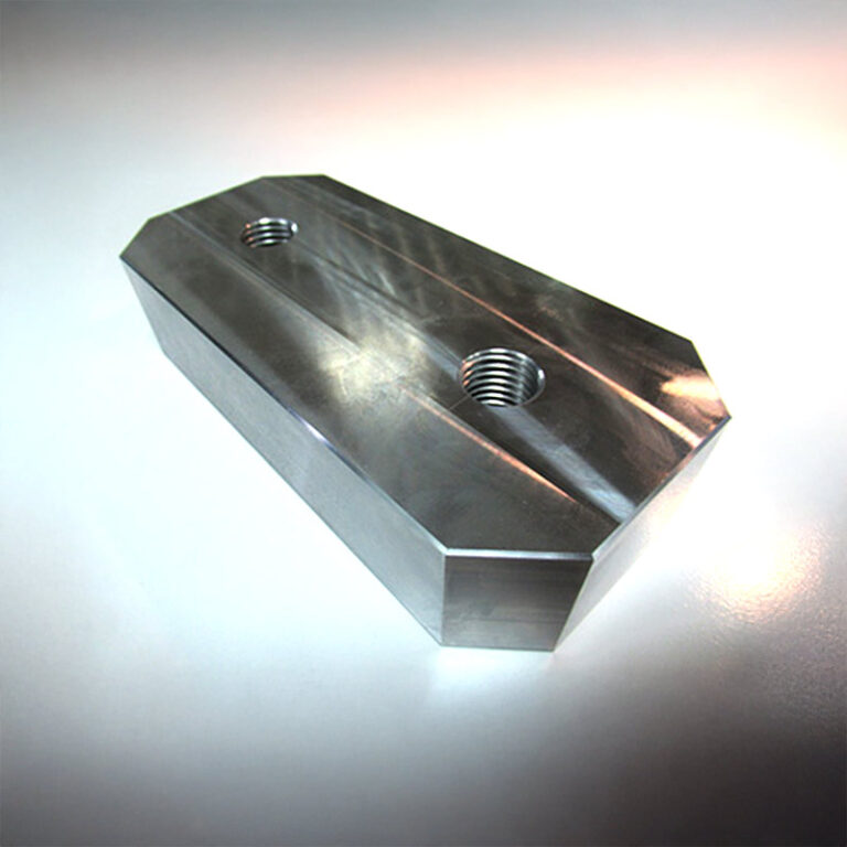 CNC-Frästeil mit abgeschrägten Kanten