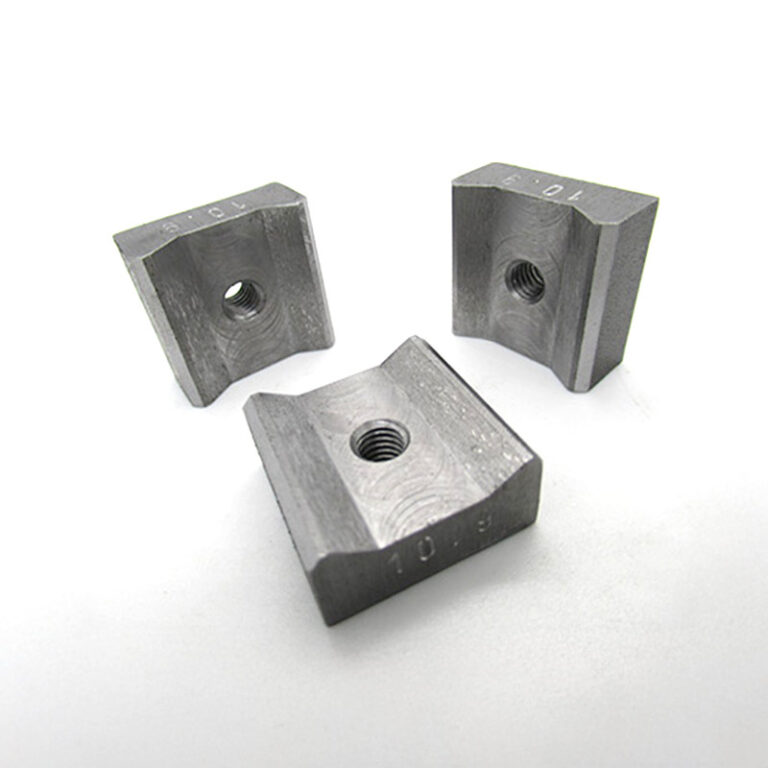 Drei Frästeile mit Gewindebohrung und Radiuskontur