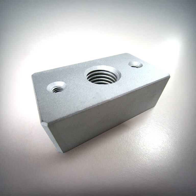 Rechteckiges Frästeil mit drei Bohrungen