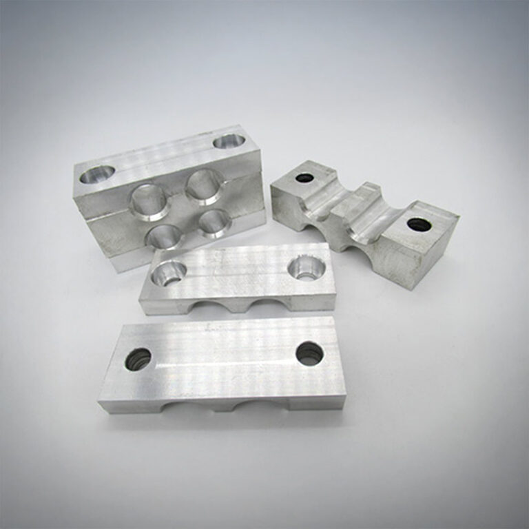 Vier CNC-Frästeile mit Sonderkontur