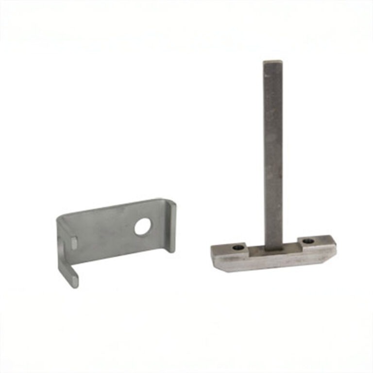 Zwei Sonderteile mit Ausnehmung und Bohrung