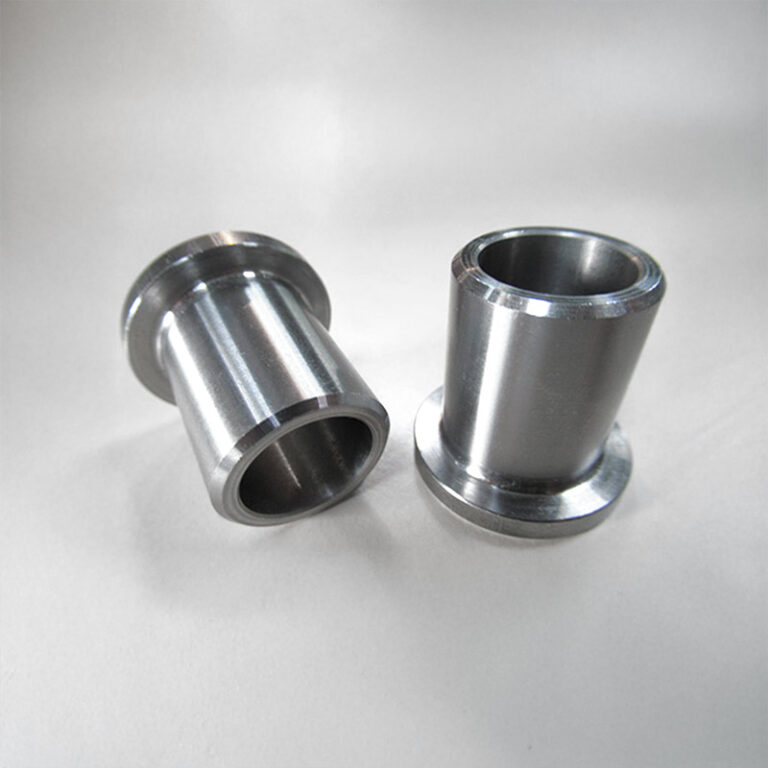 Zwei zylindrische Drehteile mit Bund