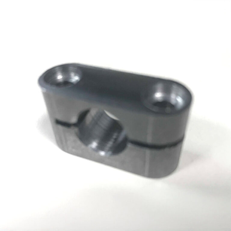 Frästeil mit zwei Gewindebohrungen und zentraler Schrägbohrung