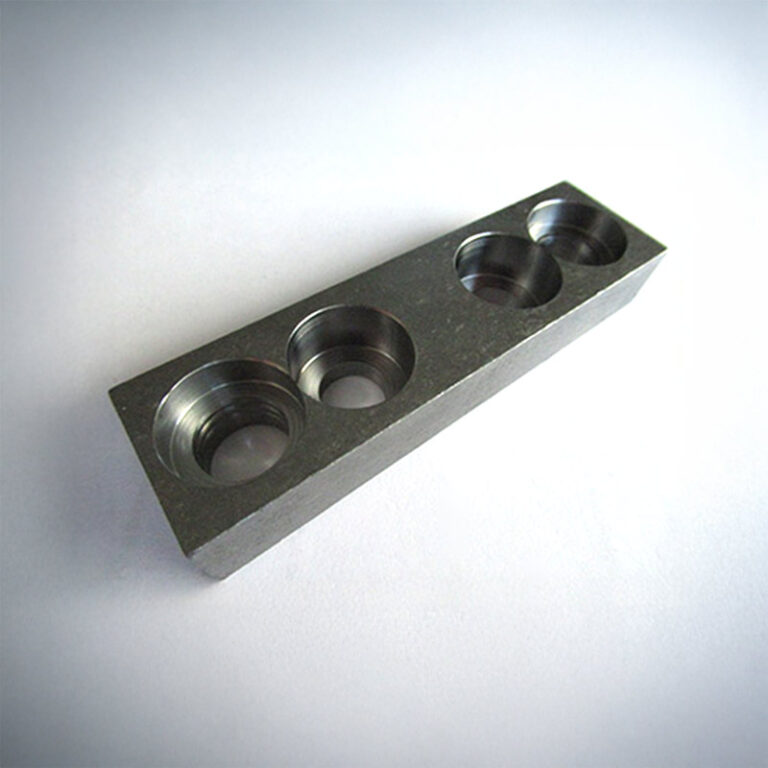 Rechteckiger Fräsblock mit Mehrfachbohrungen