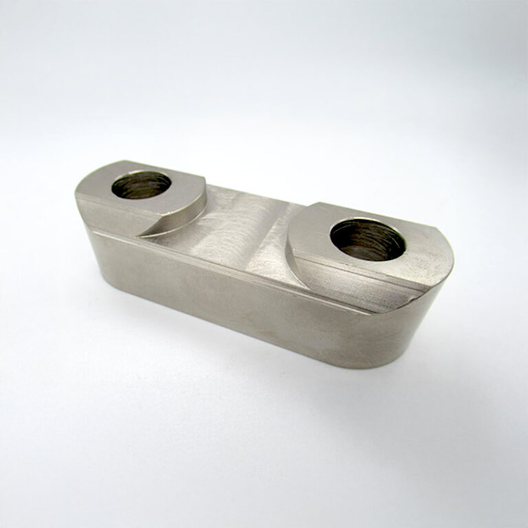 Gefrästes Sonderteil mit zwei Gegenbohrungen