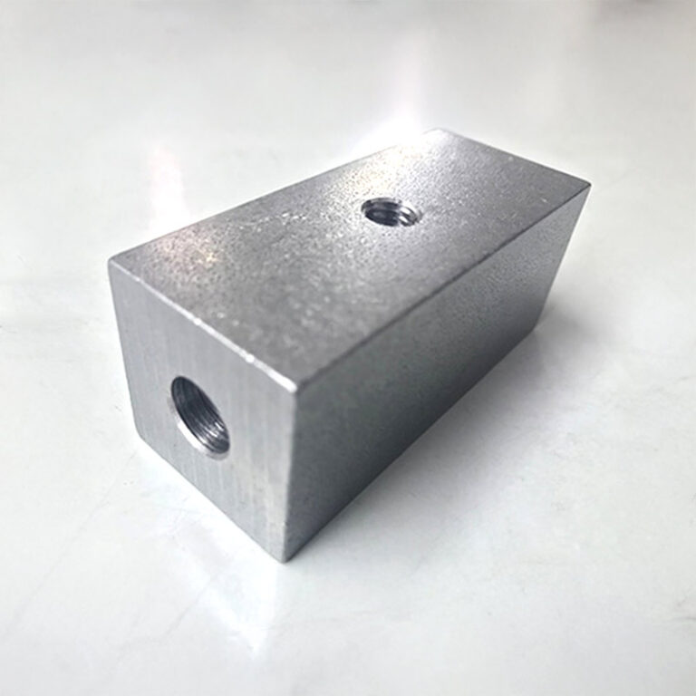 Kompaktes Blockteil mit Bohrungen an drei Seiten